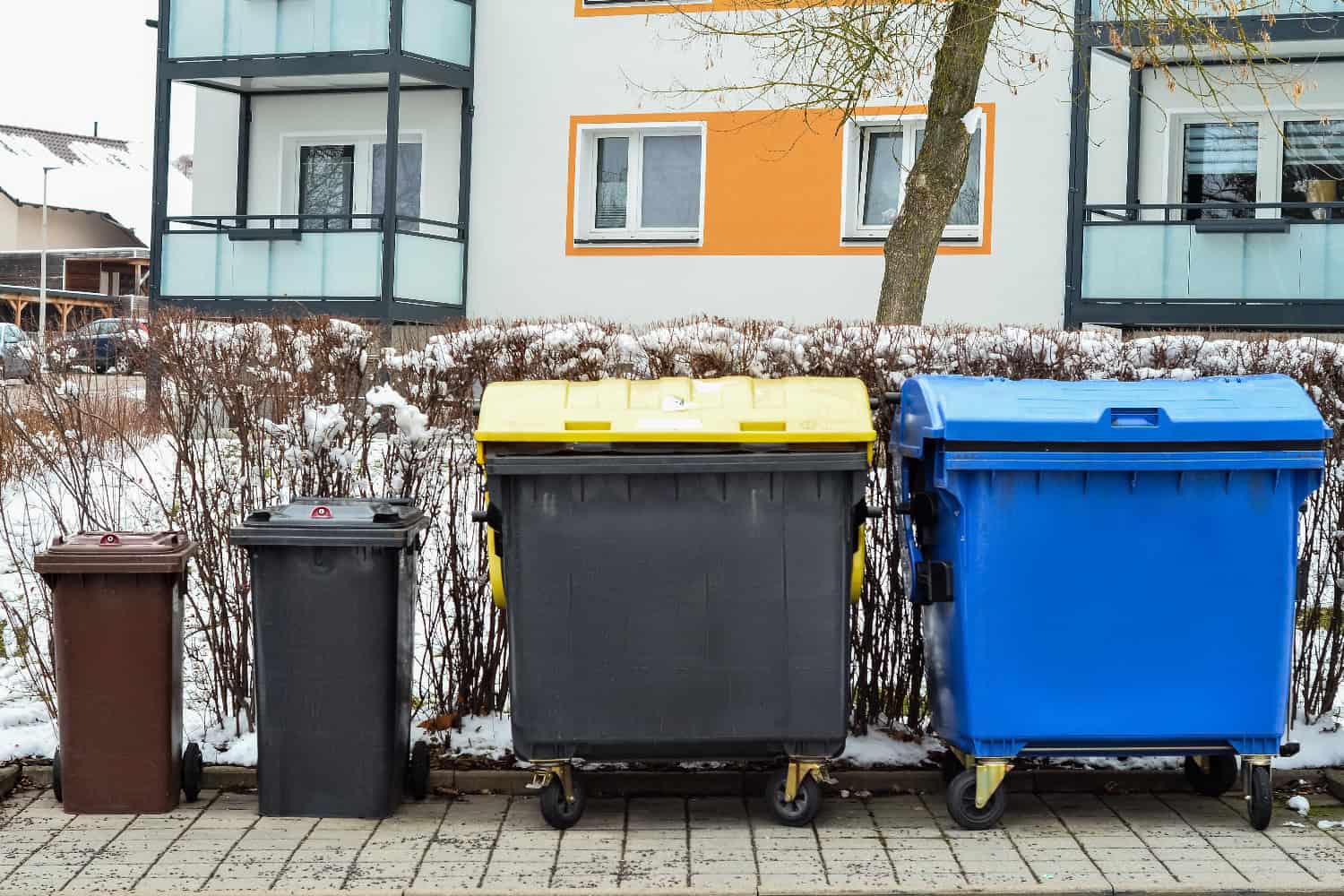 Blick auf Mülltonnen in der Stadt an einem Wintertag